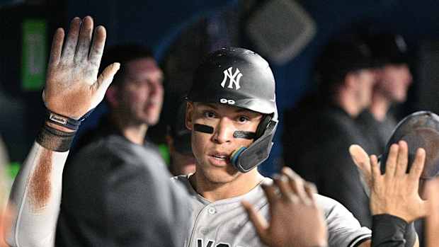 Aaron Judge dando un high five